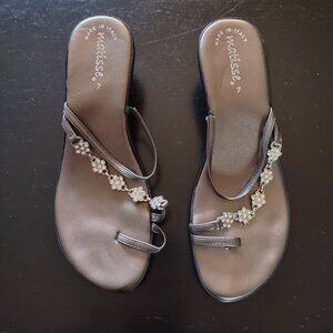 MATISSE Silver/ Gray Leather Flower Rhinestone Sandal SZ 7 Made In Italy